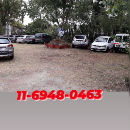 Estacionamiento para todos los veiculos , completamente todo cerrado con rejas , con espacio y seguridad